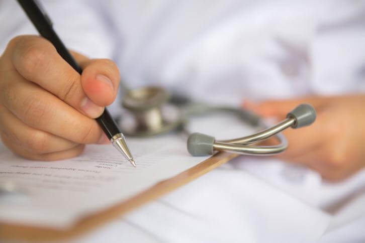 لماذا يكتب الأطبّاء بخطٍّ غير مفهوم؟! | مجلة أصحابي